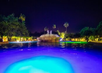 Modernizan iluminación de Plaza  1° de Mayo en N. Laredo