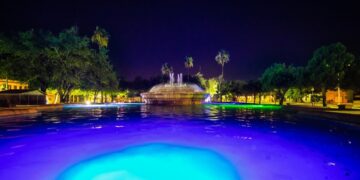 Modernizan iluminación de Plaza  1° de Mayo en N. Laredo