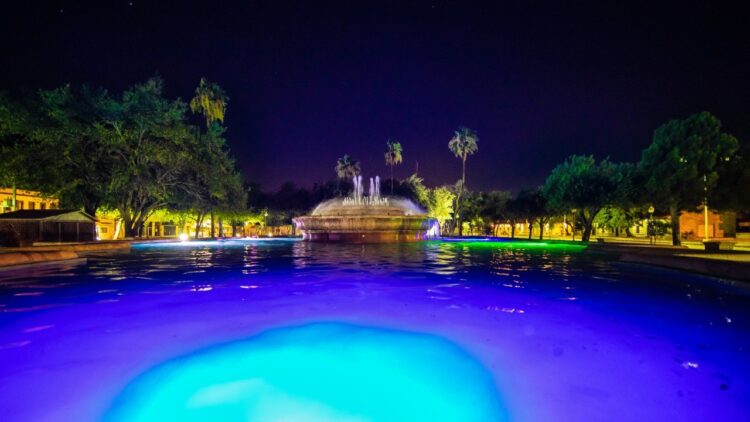 Modernizan iluminación de Plaza  1° de Mayo en N. Laredo
