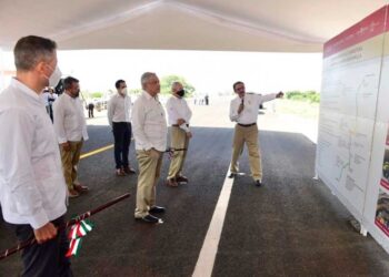 Urge Manuel López  concluir carretera a Puerto Escondido