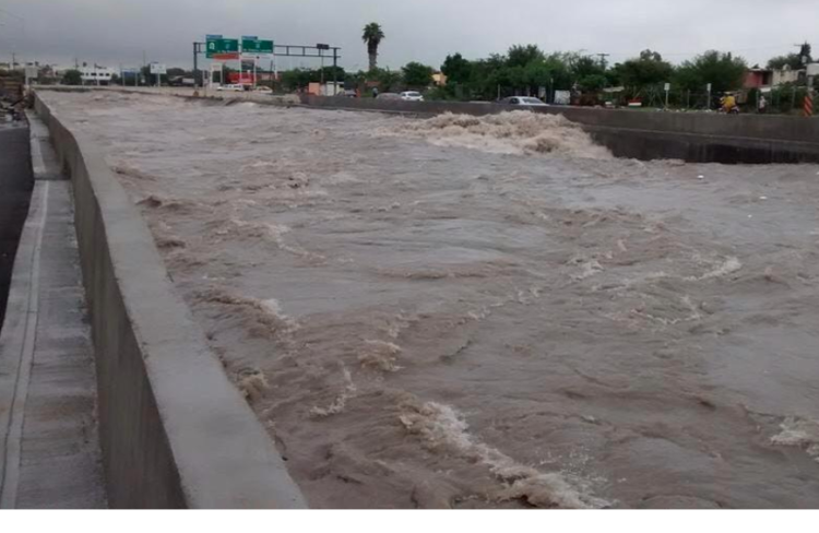 ‘Hanna’ causa caos vial por desbordamiento de río Topo Chico en Nuevo León