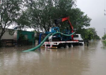 Continúan labores de desagüe y auxilio en colonias de Reynosa