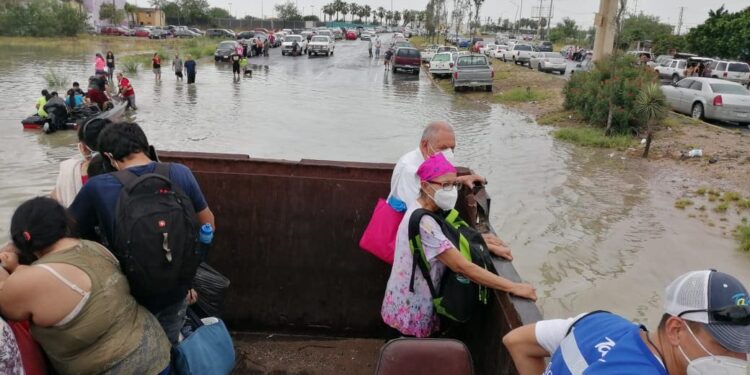 Continúan labores de desagüe y auxilio en colonias de Reynosa