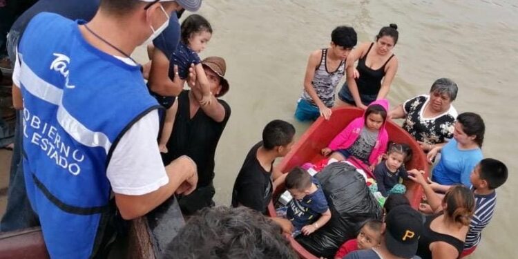 Continúan labores de desagüe y auxilio en colonias de Reynosa