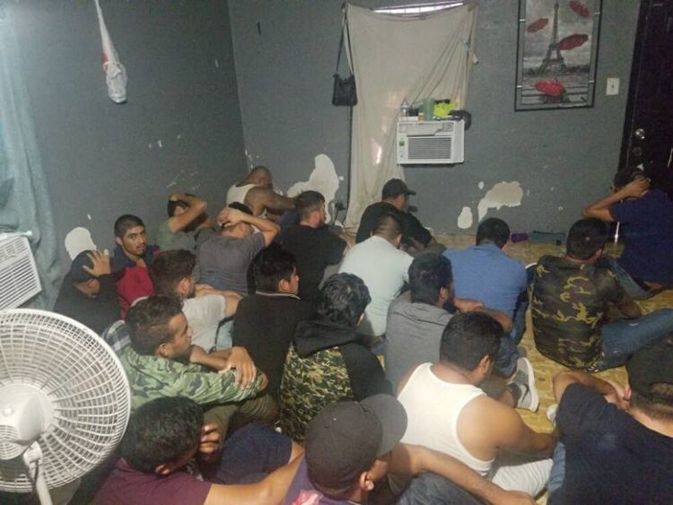 Sheriff asegura 26 indocumentados en casa de seguridad