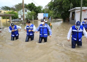 Recorre gobernador colonias afectadas por inundaciones en Reynosa