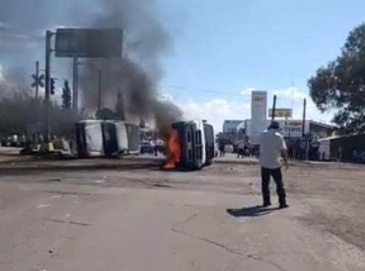 Campesinos queman vehículos de Conagua en Chihuahua