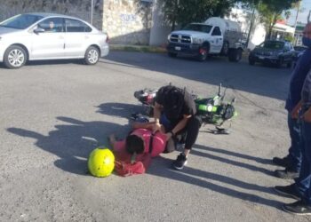 Mujer lesiona a motociclista en choque