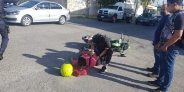 Mujer lesiona a motociclista en choque