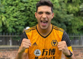 Raúl Jiménez luce la nueva piel del Wolverhampton