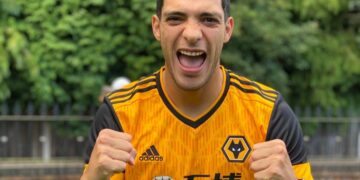 Raúl Jiménez luce la nueva piel del Wolverhampton