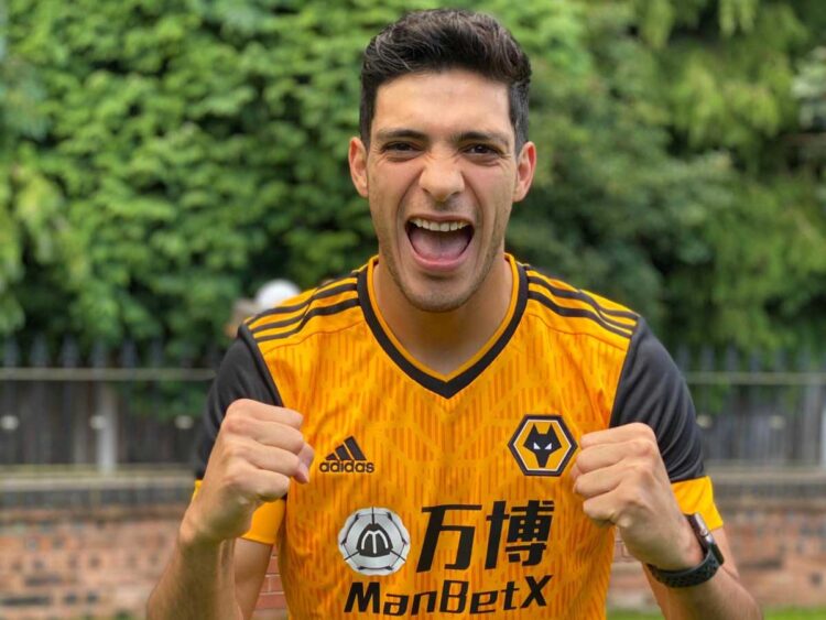 Raúl Jiménez luce la nueva piel del Wolverhampton