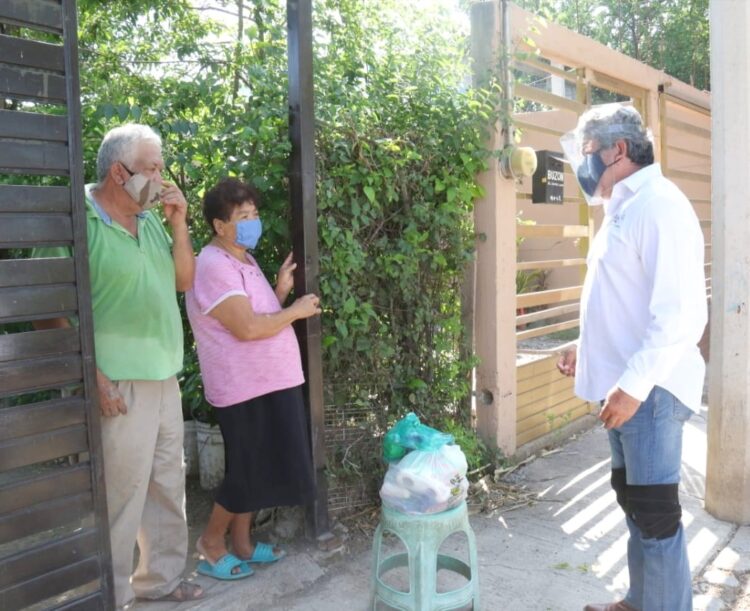 Llevan despensas y cubrebocas a Col. Cavazos en Victoria 
