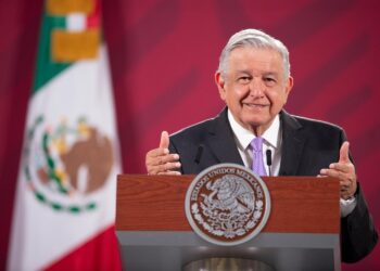AMLO celebra nueva Ley de Adquisiciones y designa a David León titular de distribuidora de medicamentos