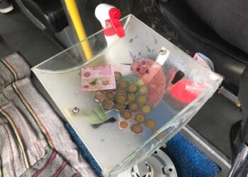 Chofer de ‘micro’ crea ‘charola sanitizadora’ para monedas y billetes