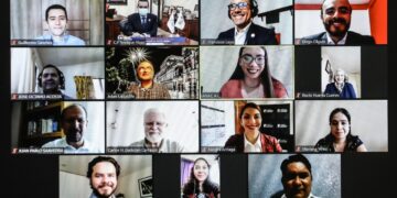 Toma Rivas protesta a  comité de premios ANAC