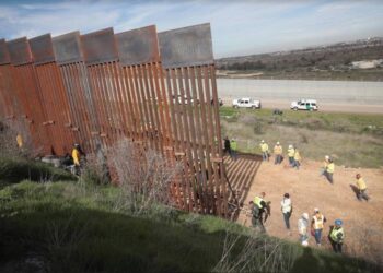 Paran fondos para la construcción militar del muro fronterizo