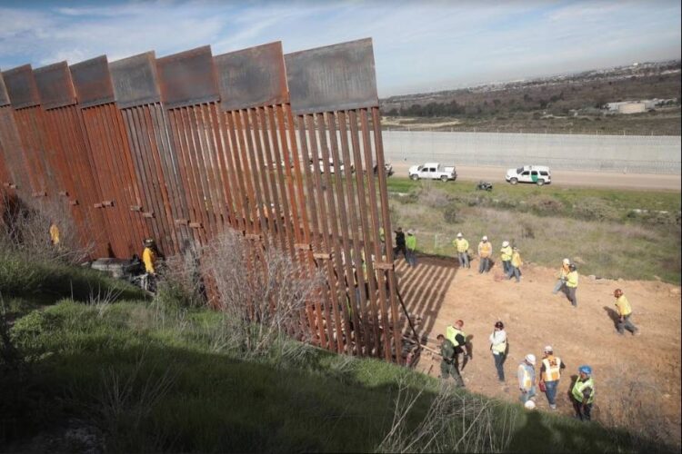 Paran fondos para la construcción militar del muro fronterizo