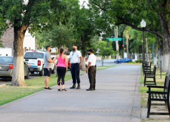 Activan operativos de restricción  en plazas y parques de N. Laredo