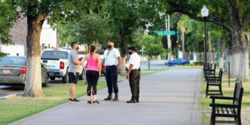 Activan operativos de restricción  en plazas y parques de N. Laredo