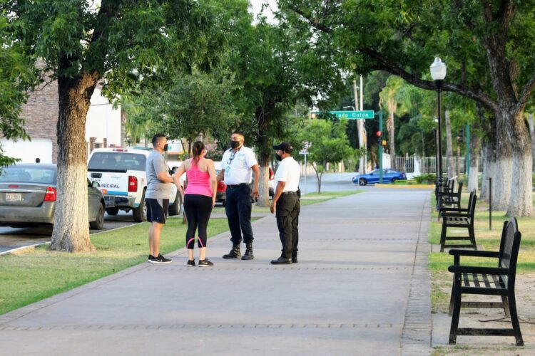 Activan operativos de restricción  en plazas y parques de N. Laredo
