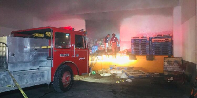 Se incendia bodega de supertienda “GranD Toreo” en Victoria