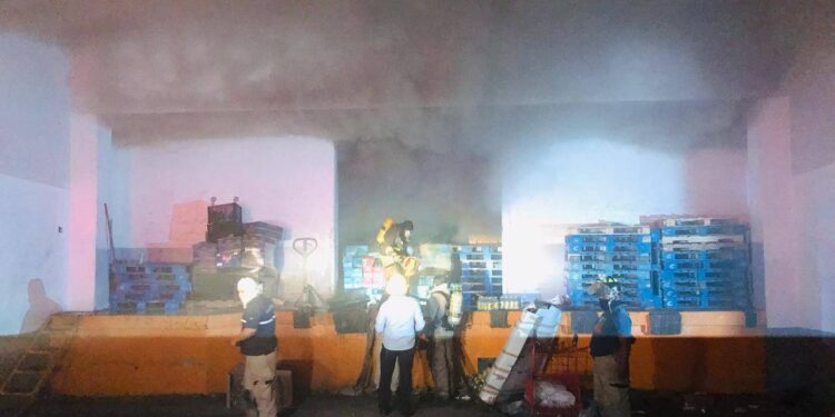 Se incendia bodega de supertienda “GranD Toreo” en Victoria