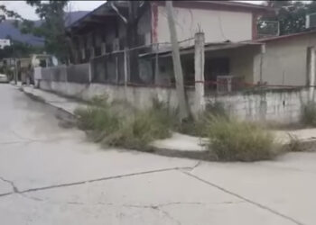 Poste peligroso a punto de caer