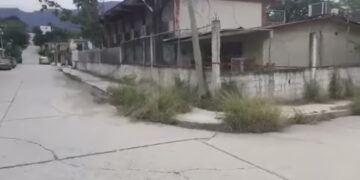 Poste peligroso a punto de caer