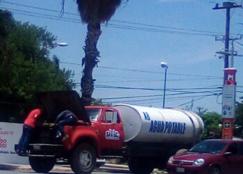 Se descompone pipa de Comapa Victoria y obstruye la Calzada Tamatán