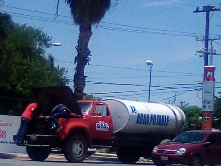 Se descompone pipa de Comapa Victoria y obstruye la Calzada Tamatán