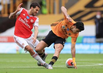 Wolves de Jiménez tropiezan 0-2 ante Arsenal