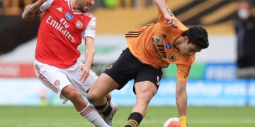 Wolves de Jiménez tropiezan 0-2 ante Arsenal