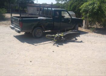 Camioneta sale de cochera sin precaución y embiste a motocicleta, dos heridos