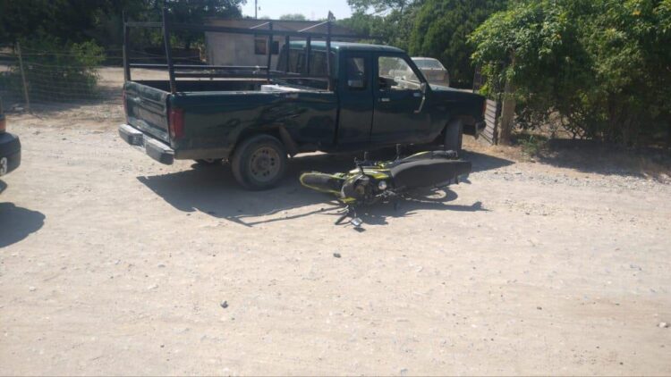 Camioneta sale de cochera sin precaución y embiste a motocicleta, dos heridos