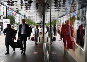 Inglaterra reabre teatros y piscinas y planea hacer obligatoria la mascarilla