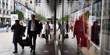 Inglaterra reabre teatros y piscinas y planea hacer obligatoria la mascarilla