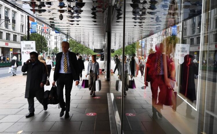 Inglaterra reabre teatros y piscinas y planea hacer obligatoria la mascarilla