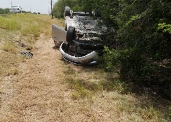 Chofer abandona auto tras volcarlo