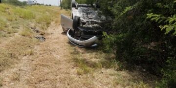 Chofer abandona auto tras volcarlo