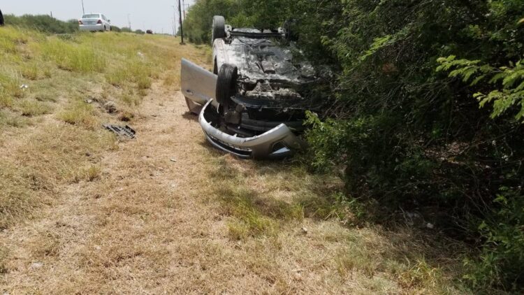 Chofer abandona auto tras volcarlo
