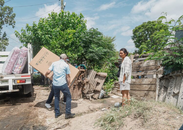 Dan colchones y refris a damnificados en N. Laredo