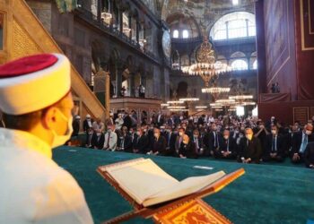 Acuden miles de fieles al primer rezo musulmán en 86 años