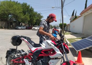 Motociclista se estrella contra camioneta