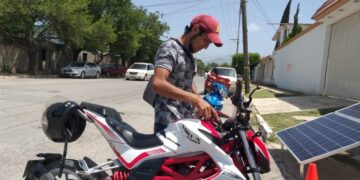 Motociclista se estrella contra camioneta