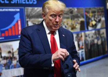 Campaña de Trump corrige y ahora fomenta uso de cubrebocas