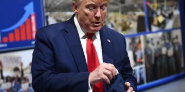 Campaña de Trump corrige y ahora fomenta uso de cubrebocas