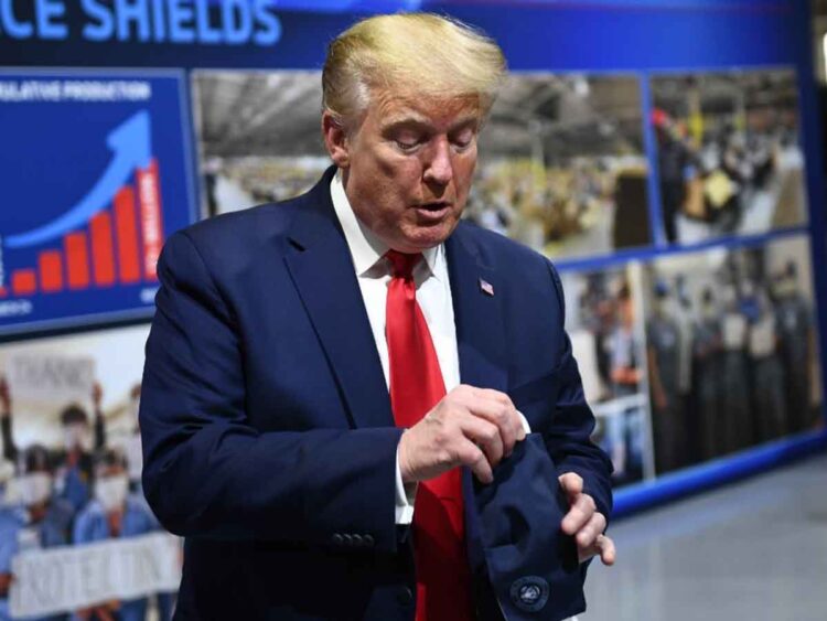 Campaña de Trump corrige y ahora fomenta uso de cubrebocas