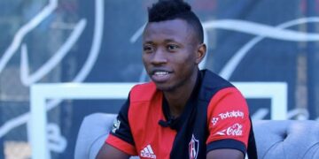 Clifford Aboagye presumió la firma de su contrato como nuevo jugador de Xolos