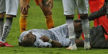 Renato Ibarra regresa a la cancha con el Atlas y sale lesionado